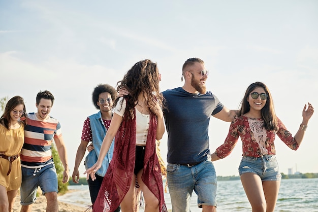 Grupa radosnych przyjaciół na plaży