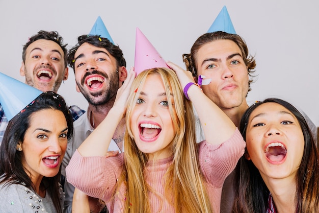 Grupa rozochoceni przyjaciele świętuje urodziny