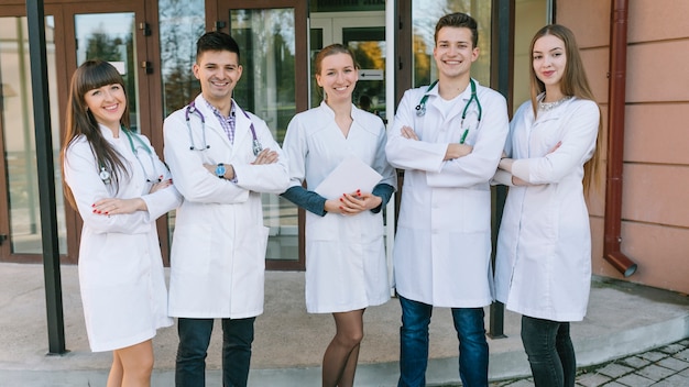 Grupa rozochoceni studenci medycyny przy kliniką