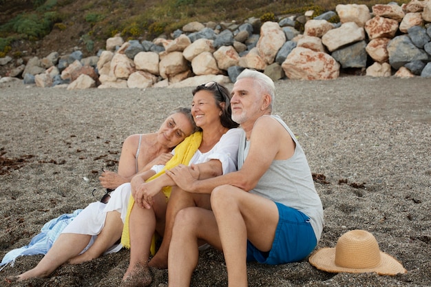 Grupa Starszych Przyjaciół Spędzających Razem Czas Na Plaży?