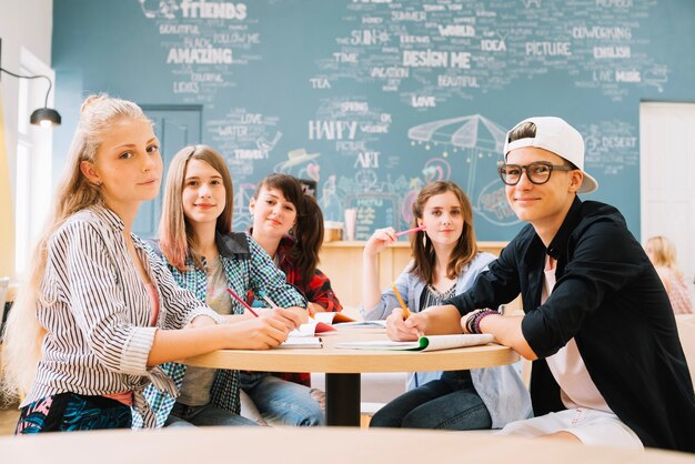 Grupa studentów stwarzających w tabeli