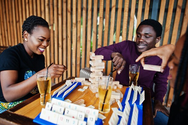 Grupa trzech afroamerykańskich przyjaciół gra w gry stołowe