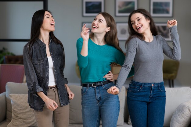 Grupa żeńscy przyjaciele szczęśliwi wpólnie