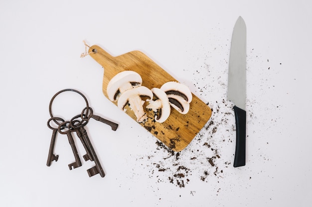 Bezpłatne zdjęcie grzyby, klucze i nóż