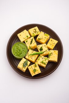 Gujarati khaman dhokla z chana dal, podawany z zielonym chutneyem, selektywne skupienie