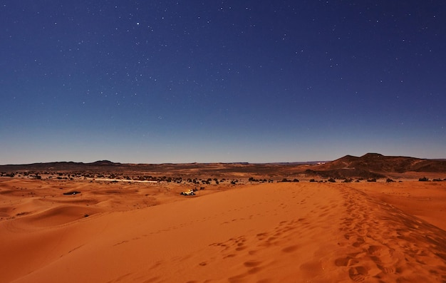 Gwiazdy nocą nad wydmami Sahara Maroko