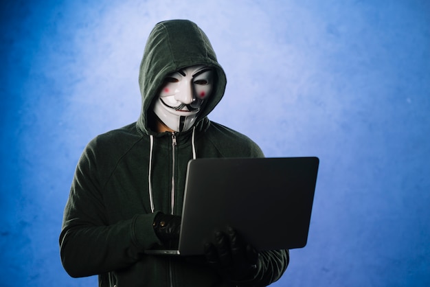 Hacker z anonimową maską