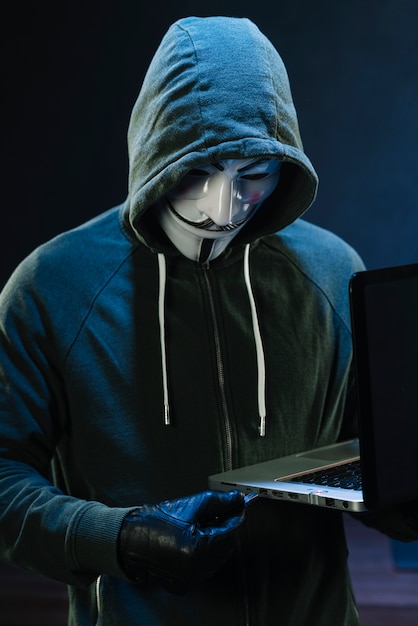 Bezpłatne zdjęcie hacker z anonimową maską