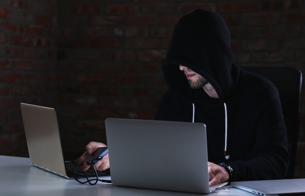Hakera mężczyzna na laptopie