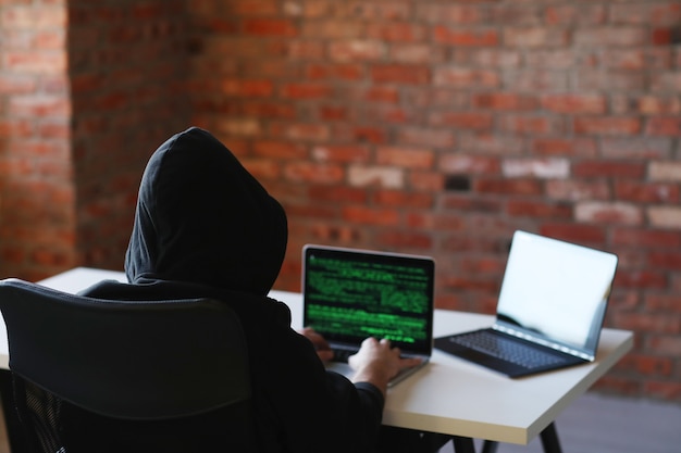 Bezpłatne zdjęcie hakera mężczyzna na laptopie