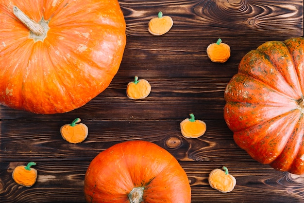 Bezpłatne zdjęcie halloween ciasteczka z pomarańczowymi dynie