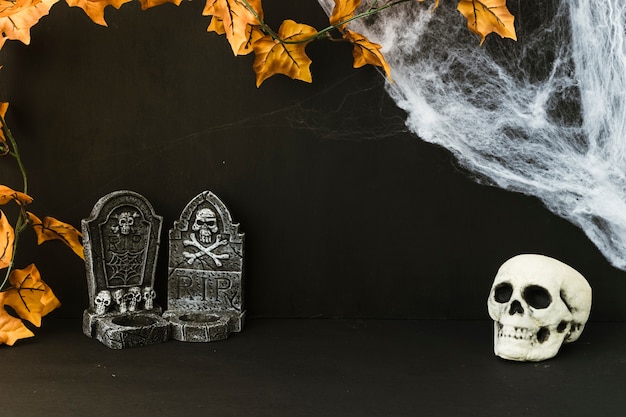 Halloween dekoracji z nagrobkami i czaszki