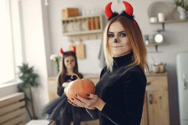 Halloween. Matka i córka w kostiumie na halloween. Rodzina w domu.