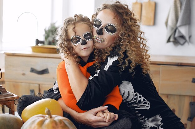 Halloween. Matka i córka w meksykańskim stroju na halloween. Rodzina w domu z baniami.