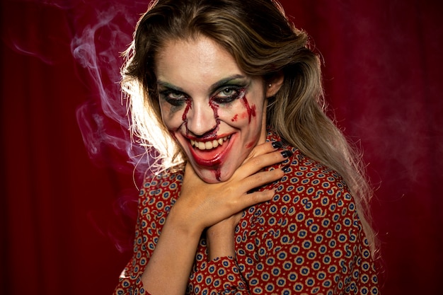Halloweenowa modelka dławi się własnymi rękami fotografowania
