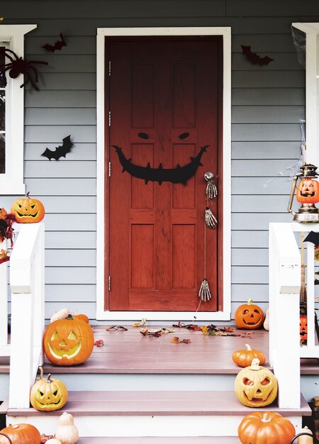 Halloweenowe banie i dekoracje na zewnątrz domu