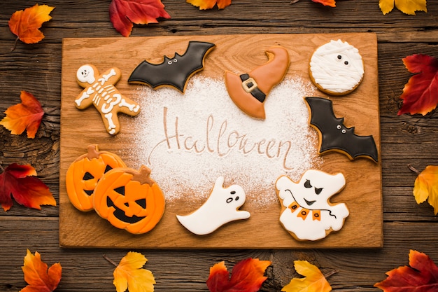 Halloweenowi elementy na drewnianej desce