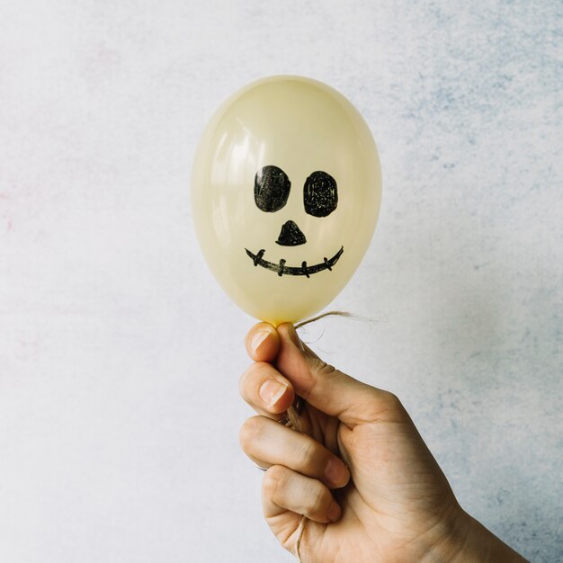 Bezpłatne zdjęcie halloweenowy balon z straszną malującą twarzą