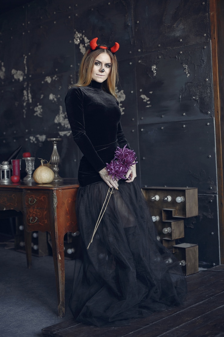 Bezpłatny plik Zdjęcie halloweenowy makijaż piękna kobieta z blond fryzurą. modelka dziewczyna w czarnym stroju. motyw halloween.