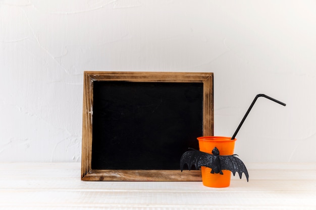 Bezpłatne zdjęcie halloweenowy napój blisko pustego blackboard