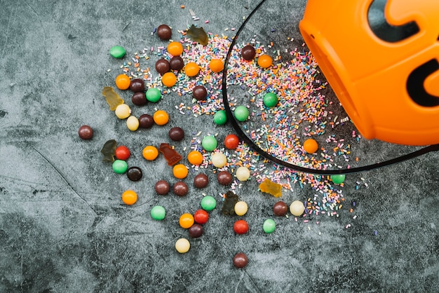 Halloweenowy skład z confetti i cukierkami