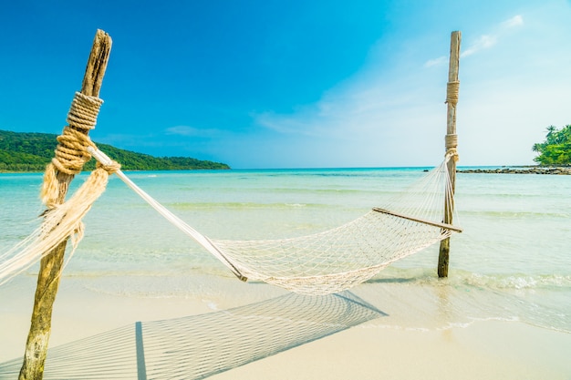 Bezpłatne zdjęcie hamak z pięknej natury tropikalną plażą