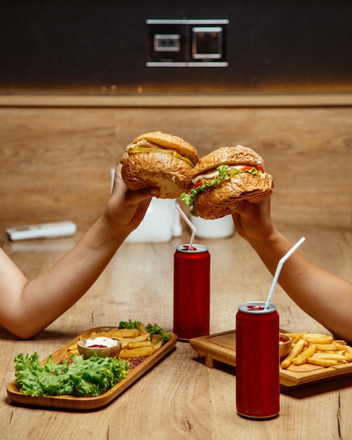 Hamburgery Z Kurczakiem Coca Cola I Frytki Na Drewnianej Desce