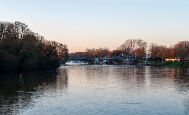 Hampton Court Bridge nad Tamizą o zmierzchu