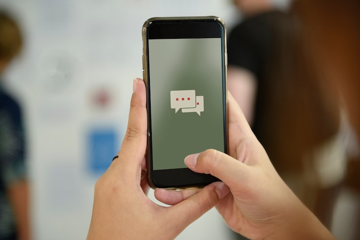 Bezpłatny plik Zdjęcie hand holding mobile phone snap robienia zdjęć