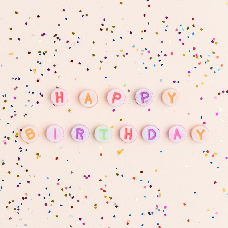 Bezpłatny plik Zdjęcie happy birthday słowo alfabet koraliki z literami