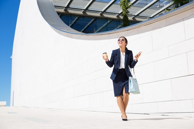 Happy businesswoman podekscytowany dobrą nowiną