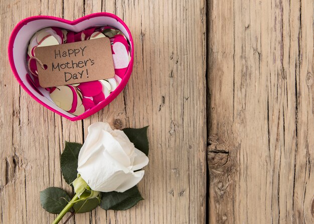 Happy Mothers Day napis z różą na stole