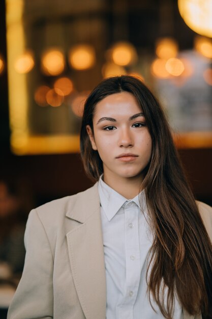 Headshot portret uśmiechnięta młoda kobieta