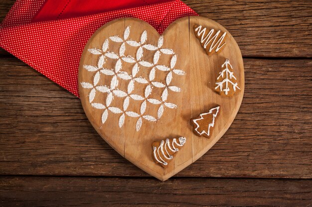 Heart-shaped deska do krojenia z plików cookie na czerwonym serwetka