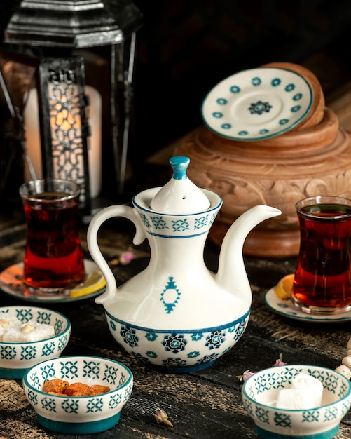 Bezpłatne zdjęcie herbata czarna herbata z cytryną turcy i suszone kwiaty na stole