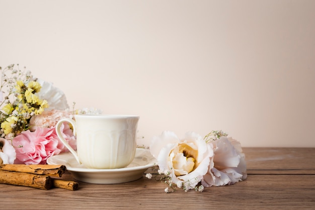 Herbata na drewnianym stole widok z przodu