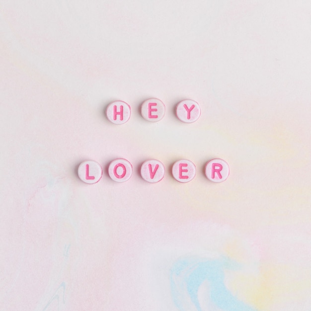 HEY LOVER koraliki napis typografia słowo