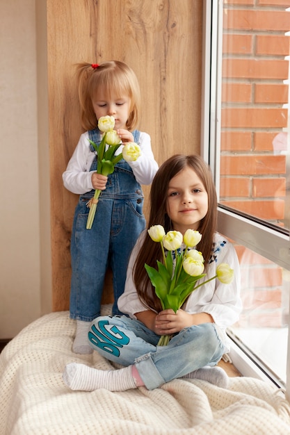 Bezpłatne zdjęcie higha ngle dziewczyny z kwiatami