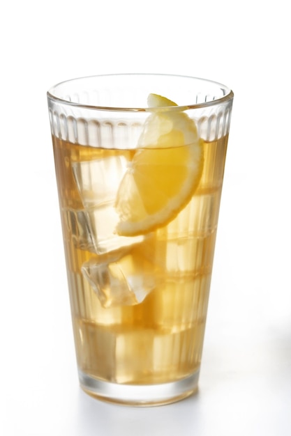 Bezpłatne zdjęcie highball whiskey z napojem gazowanym i cytrynowym na białym tle