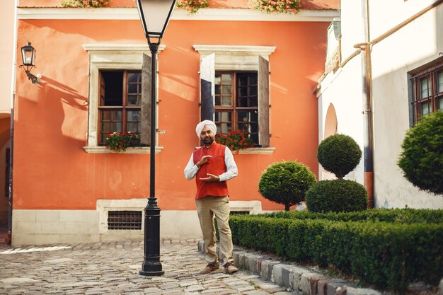 Hindus w mieście. Mężczyzna w tradycyjnym turbanie. Hinduista w letnim mieście.