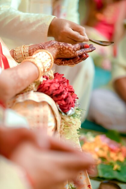 Hinduskie lub indyjskie rytuały ceremonii ślubnej i tradycje (święte rytuały ognia Vivaah Homa)