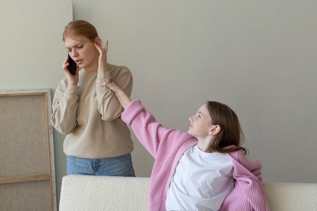 Hiperenergetyczna dziewczyna przeszkadza kobiecie na telefon