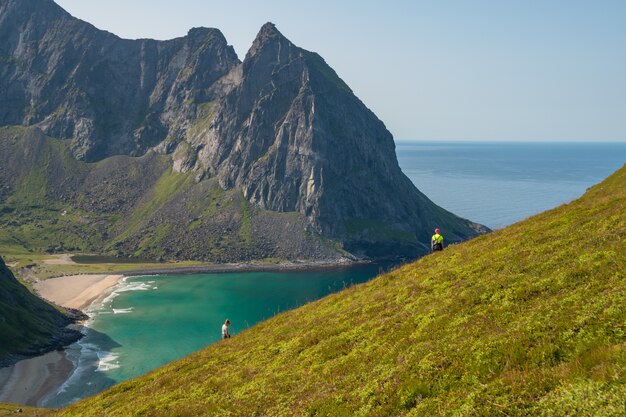 Hipnotyzująca scena plaży Kvalvika położonej w Norwegii w słoneczny dzień