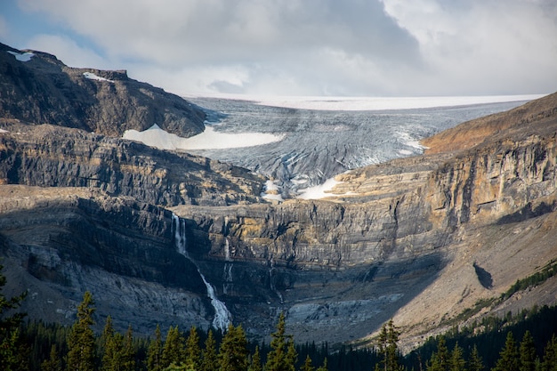 Bezpłatne zdjęcie hipnotyzujące ujęcie canadian rockies