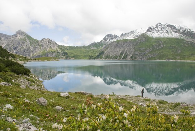 Hipnotyzujące ujęcie jeziora Lünersee Vandans w Austrii