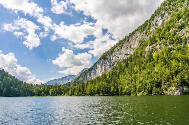 Hipnotyzujące ujęcie jeziora Toplitz Neuhaus w Austrii