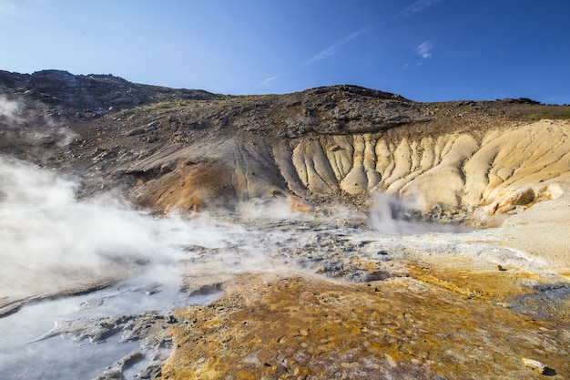 Hipnotyzujące ujęcie obszaru geotermalnego Krysuvik na półwyspie Reykjanes na Islandii