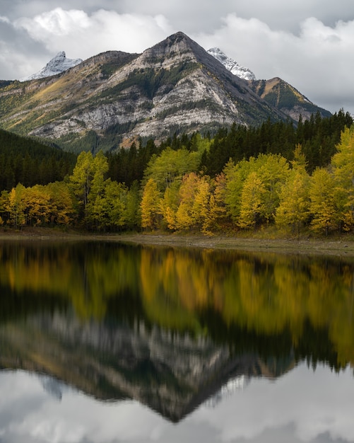 Hipnotyzujące ujęcie Parku Narodowego Banff w Albercie w Kanadzie