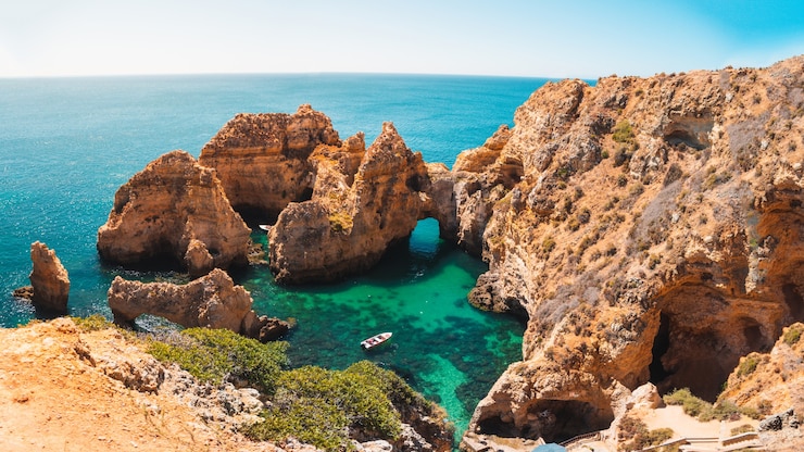 Bezpłatny plik Zdjęcie hipnotyzujące ujęcie ponta da piedade, malowniczego miejsca w portugalii