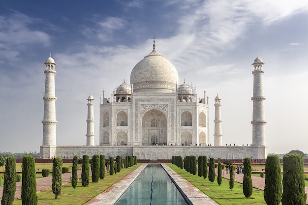 Hipnotyzujące ujęcie słynnego historycznego Taj Mahal w Agrze w Indiach